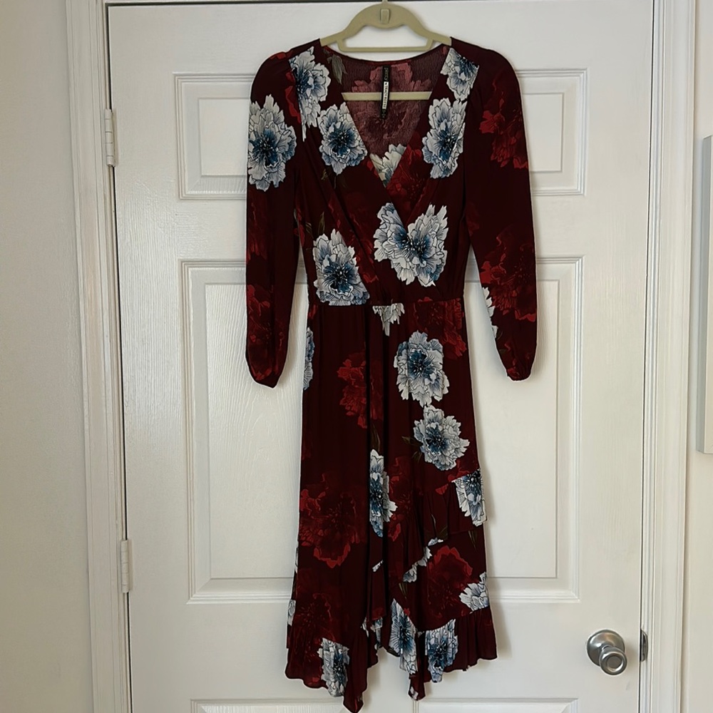 Beautiful Anthropologie Mid-Dress with elastic waist and mid-length sleeves
